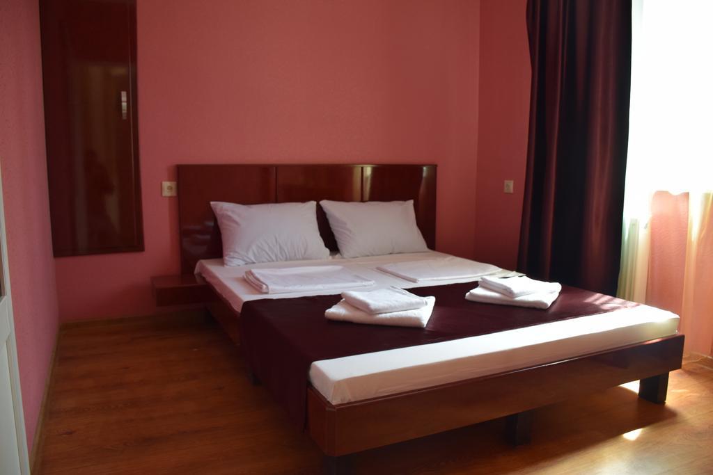 Crossway Tbilisi Hotel Екстериор снимка