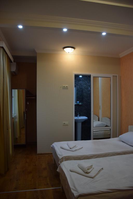 Crossway Tbilisi Hotel Екстериор снимка