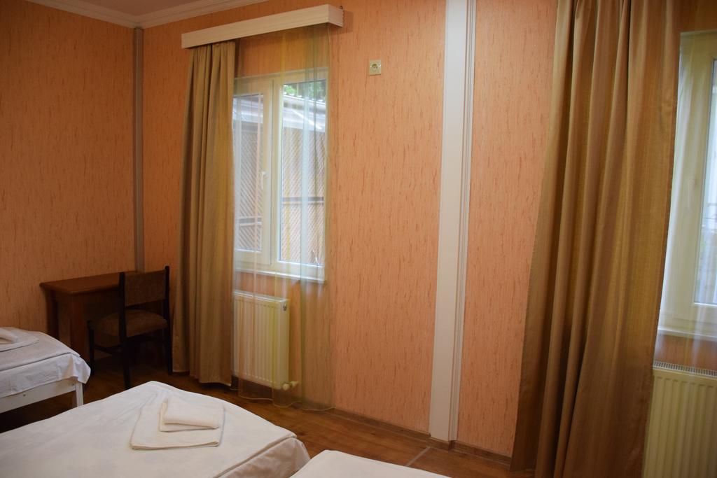 Crossway Tbilisi Hotel Екстериор снимка