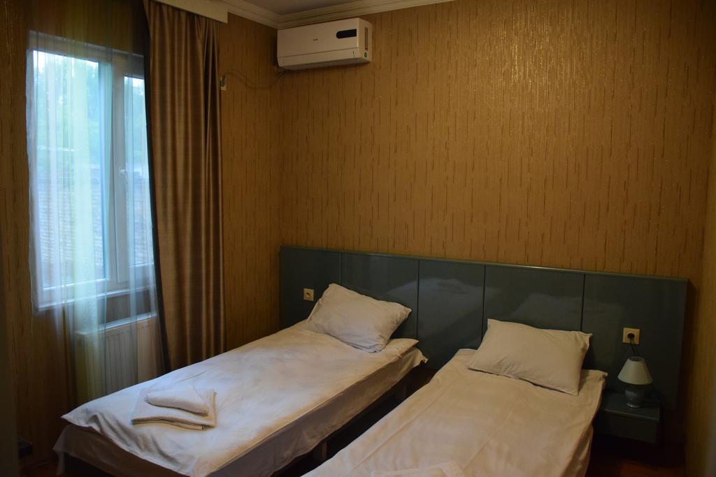 Crossway Tbilisi Hotel Екстериор снимка